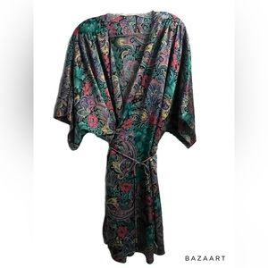 Beautiful vintage robe with all over floral paisley print made in USA size med